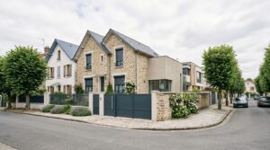 Maison du Val d'Oise équipée d'un portail aluminium et de volets roulants